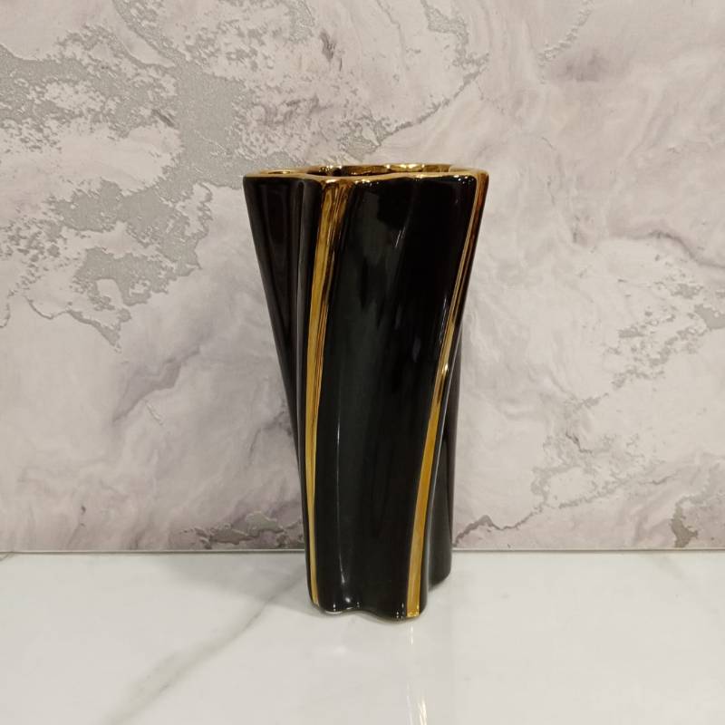 Black and Gold Vase 2