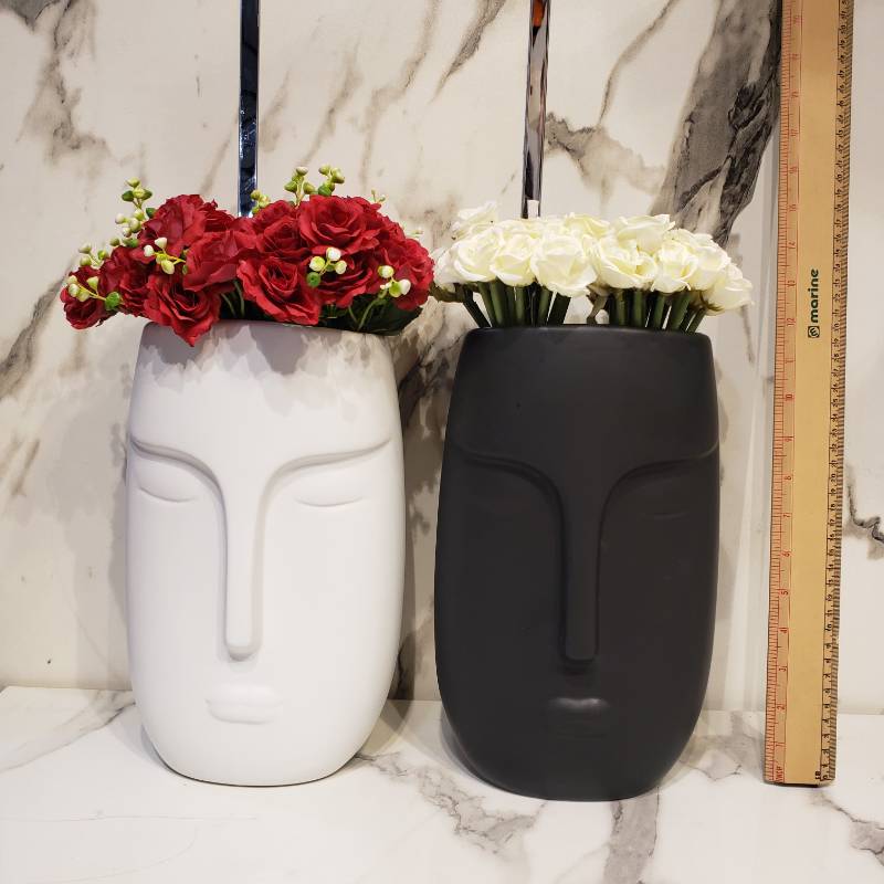 Straight Face Vase Black & White